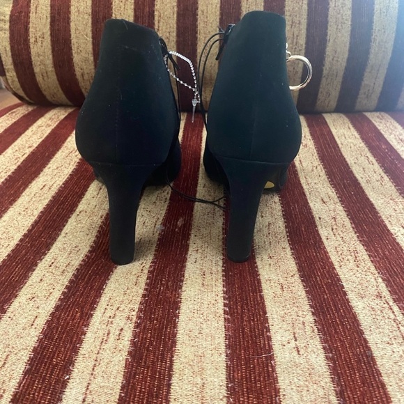 NWOT Impo black ankle boots. Gold ring is the workable zipper on the outside. 9 - Picture 3 of 7